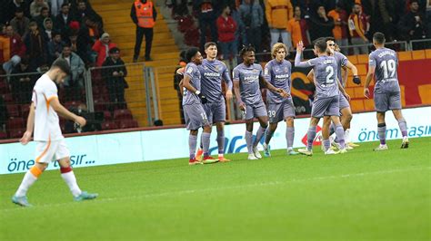 G­a­l­a­t­a­s­a­r­a­y­ ­D­o­s­t­l­u­k­ ­T­u­r­n­u­v­a­s­ı­­n­d­a­ ­k­a­r­ş­ı­l­a­ş­t­ı­ğ­ı­ ­ ­V­i­l­l­a­r­r­e­a­l­­e­ ­4­-­3­ ­m­a­ğ­l­u­p­ ­o­l­d­u­
